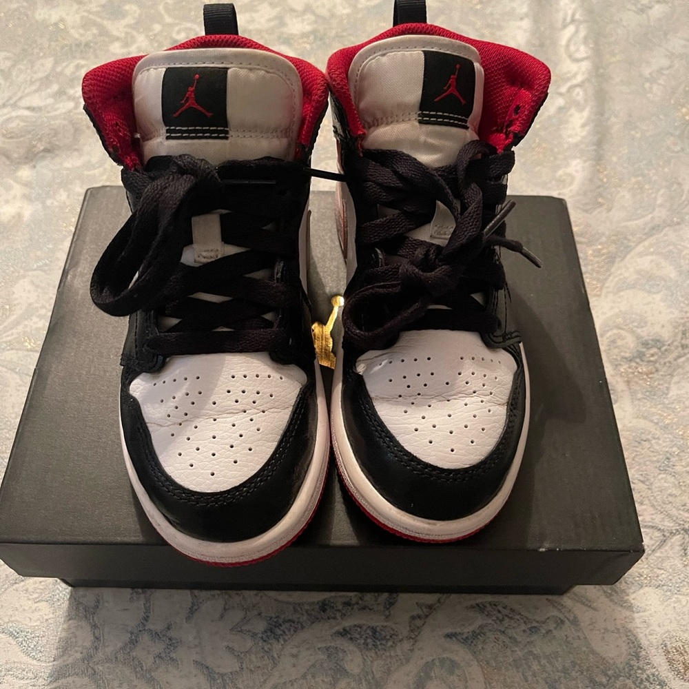 Kids sz. 13 Jordan 1’s black, red and white